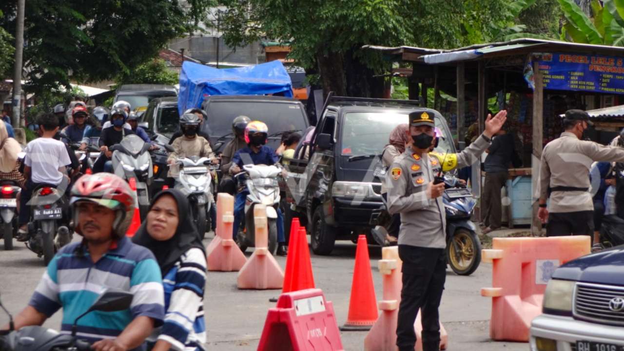 Jalan Rusak di Perbatasan Bandar Lampung – Pesawaran Hambat Arus Wisatawan