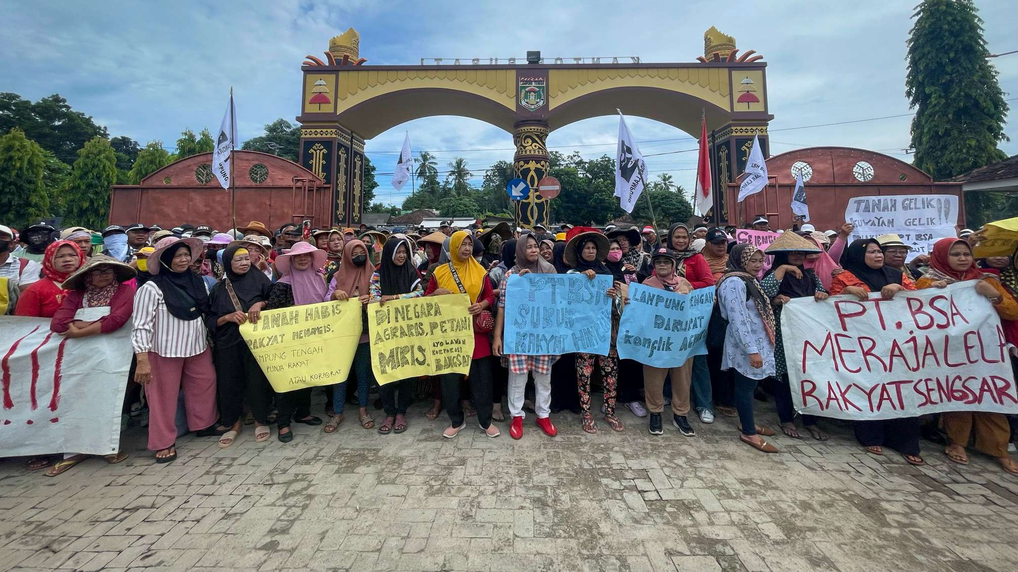 Serikat Petani Lampung Tengah Geruduk Kantor Pemda