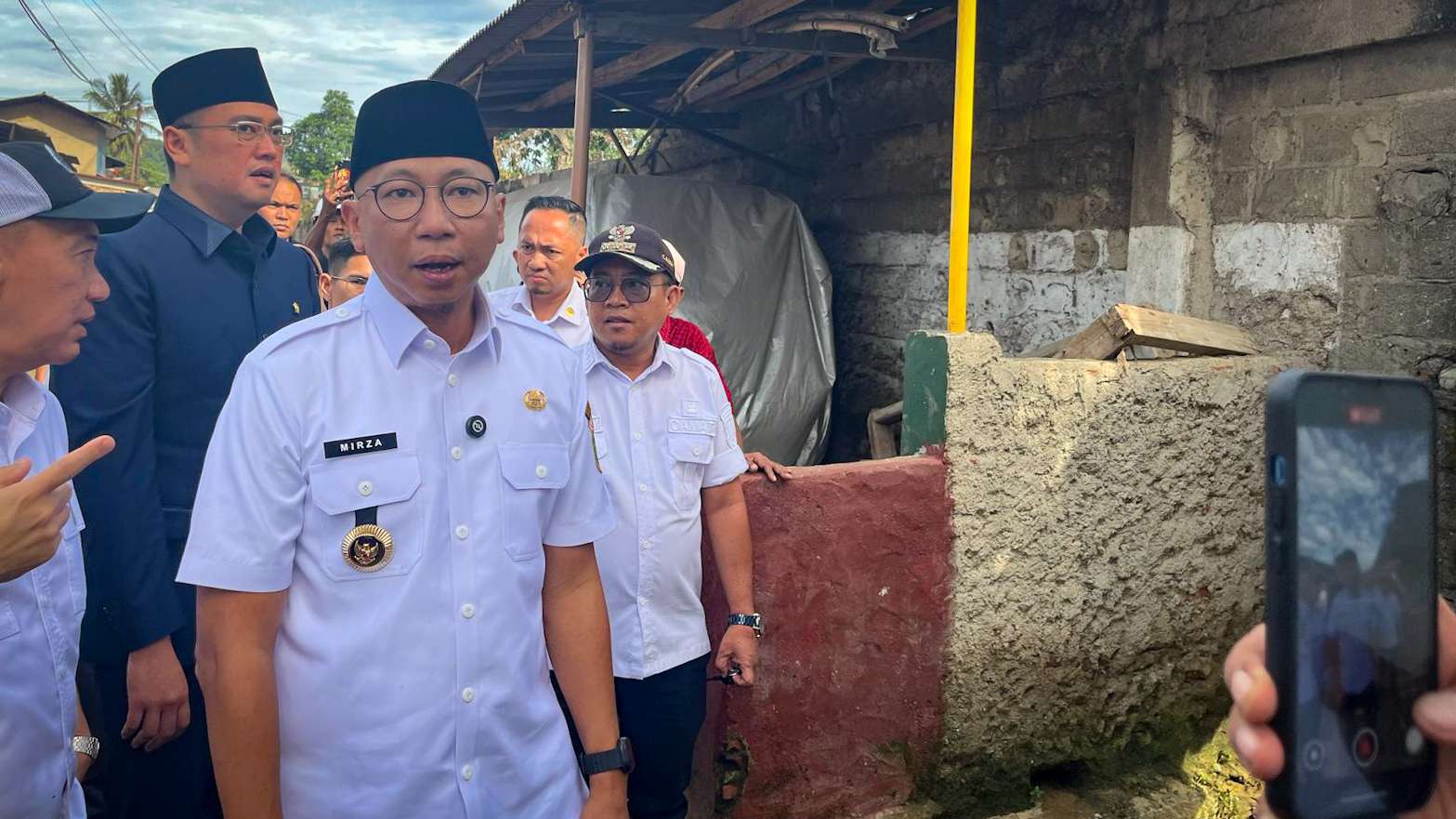 Gubernur Perintahkan Eva Dwiana Tertibkan Bangunan Liar Penyebab Banjir