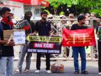 Pendemo Gelar Aksi Tutup Mulut di Pemkot Bandar Lampung