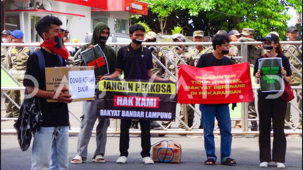 Pendemo Gelar Aksi Tutup Mulut di Pemkot Bandar Lampung