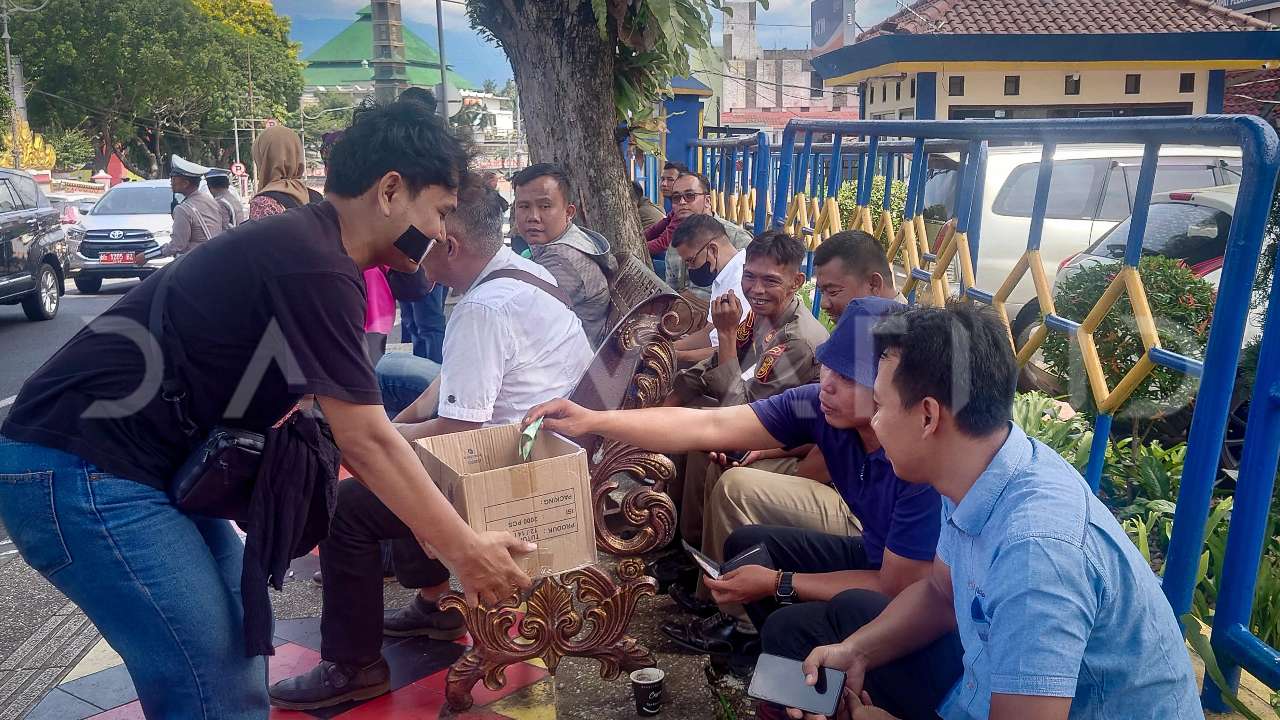 Pendemo Gelar Aksi Tutup Mulut di Pemkot Bandar Lampung