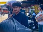 Demonstran Salurkan Bantuan bagi Korban Banjir di Panjang