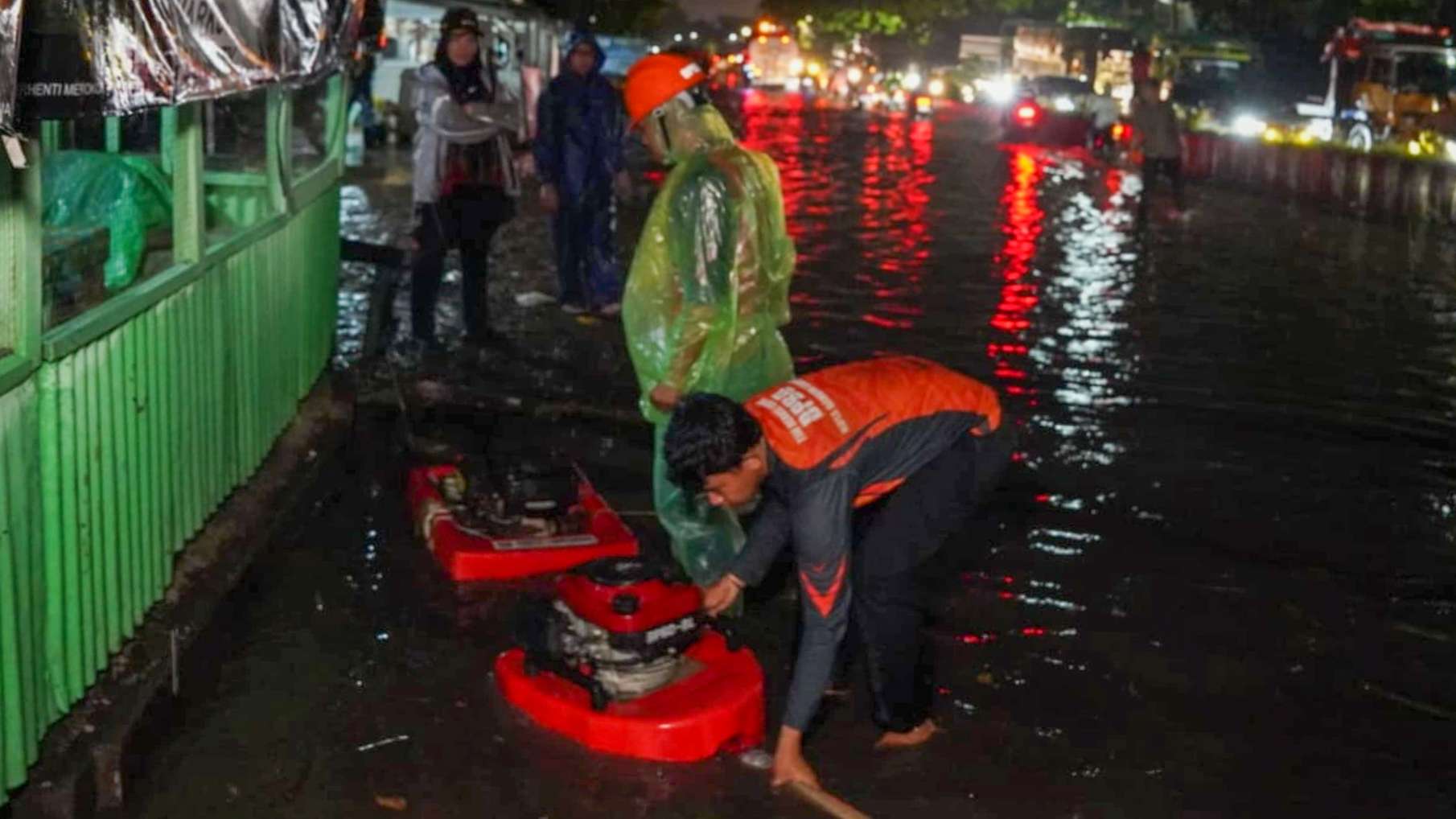 Banjir Merendam Jalan Yos Sudarso Bandar Lampung