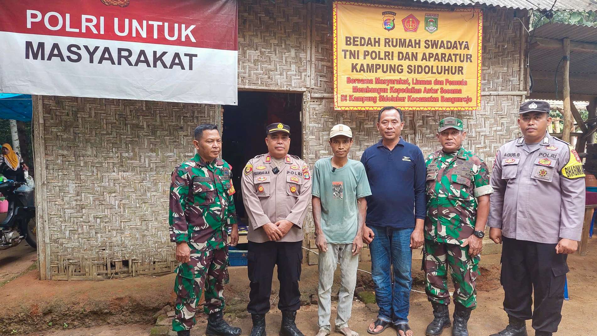 TNI/Polri dan Warga Gotong Royong Bangun Rumah Harapan Slamet
