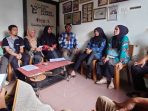 Pelita yang Padam di Ujung Pengabdian: Ratapan Guru Honorer R4