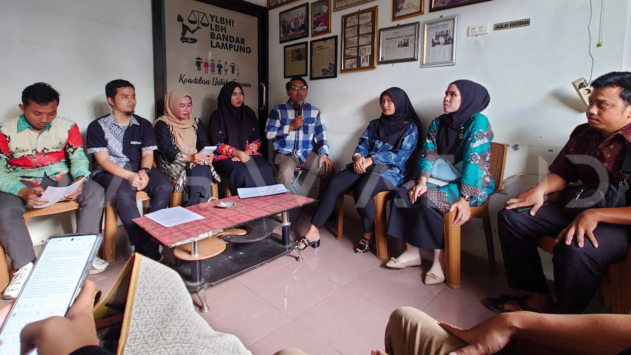Pelita yang Padam di Ujung Pengabdian: Ratapan Guru Honorer R4