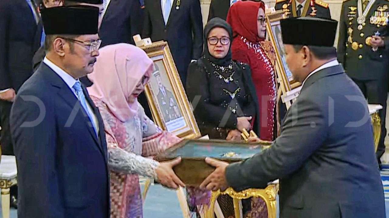 Prabowo Anugerahkan Gelar Pahlawan Nasional kepada Soeharto