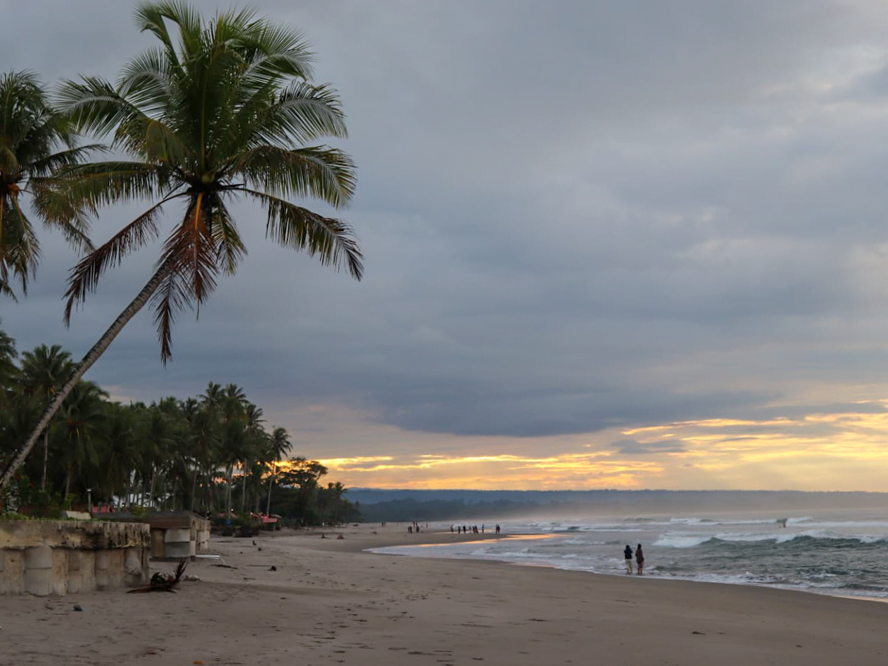 A Journey to the Edge of Lampung: Unveiling the Magic of Mandiri Beach