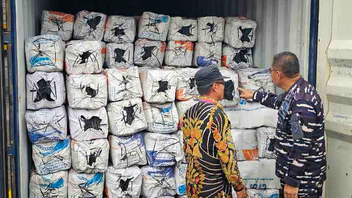 TNI AL Gagalkan Penyelundupan 74 Ton Arang Bakau