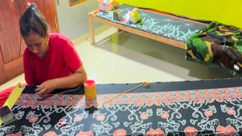 Asri Tapis: Bidan dan Istri Prajurit yang Lestarikan Budaya Lampung