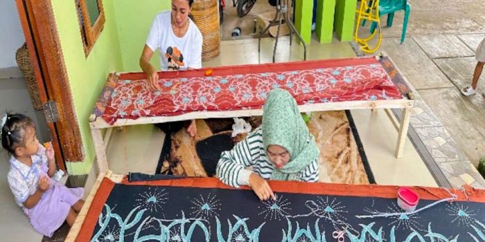 Asri Tapis: Bidan dan Istri Prajurit yang Lestarikan Budaya Lampung