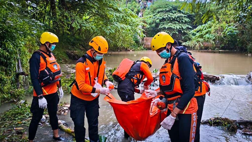 Bocah Satriya Tewas Terseret Arus Banjir di Bandar Lampung
