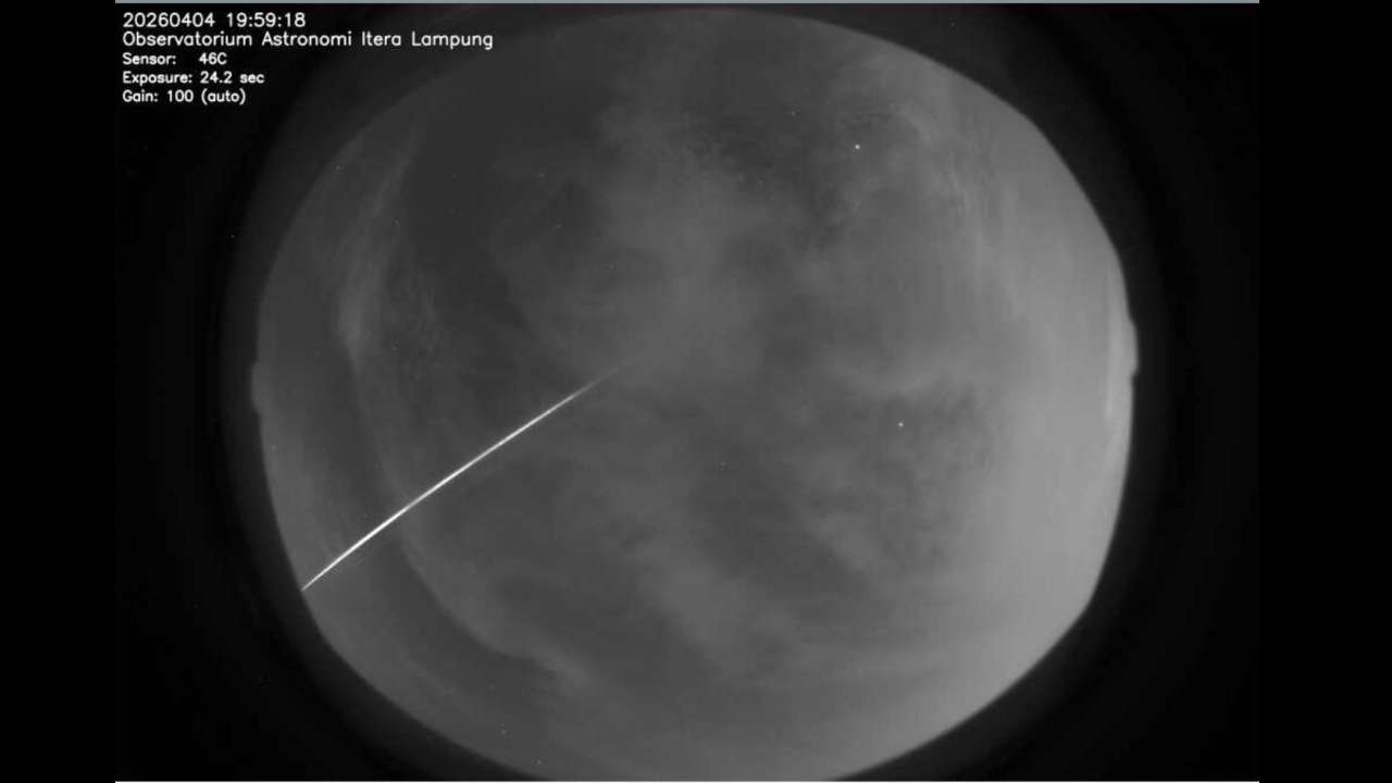 Sampah Antariksa Sisa Roket CZ-3B Tiongkok Lintasi Langit Lampung