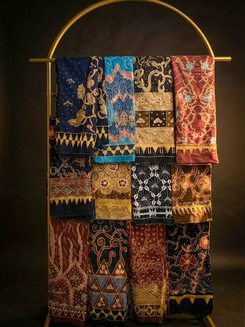 Bidan Asri Menenun Mimpi dalam Helai Tapis Lampung