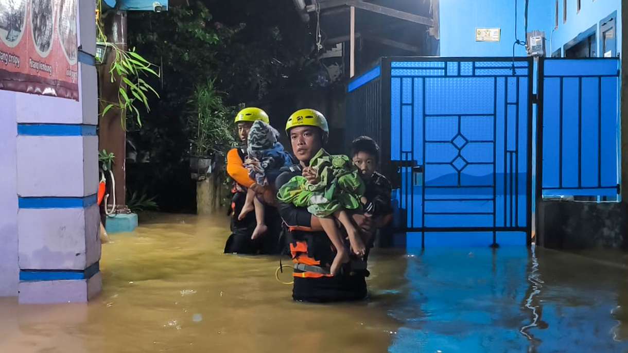 Tim SAR Gabungan Evakuasi 109 Korban Banjir Bandar Lampung