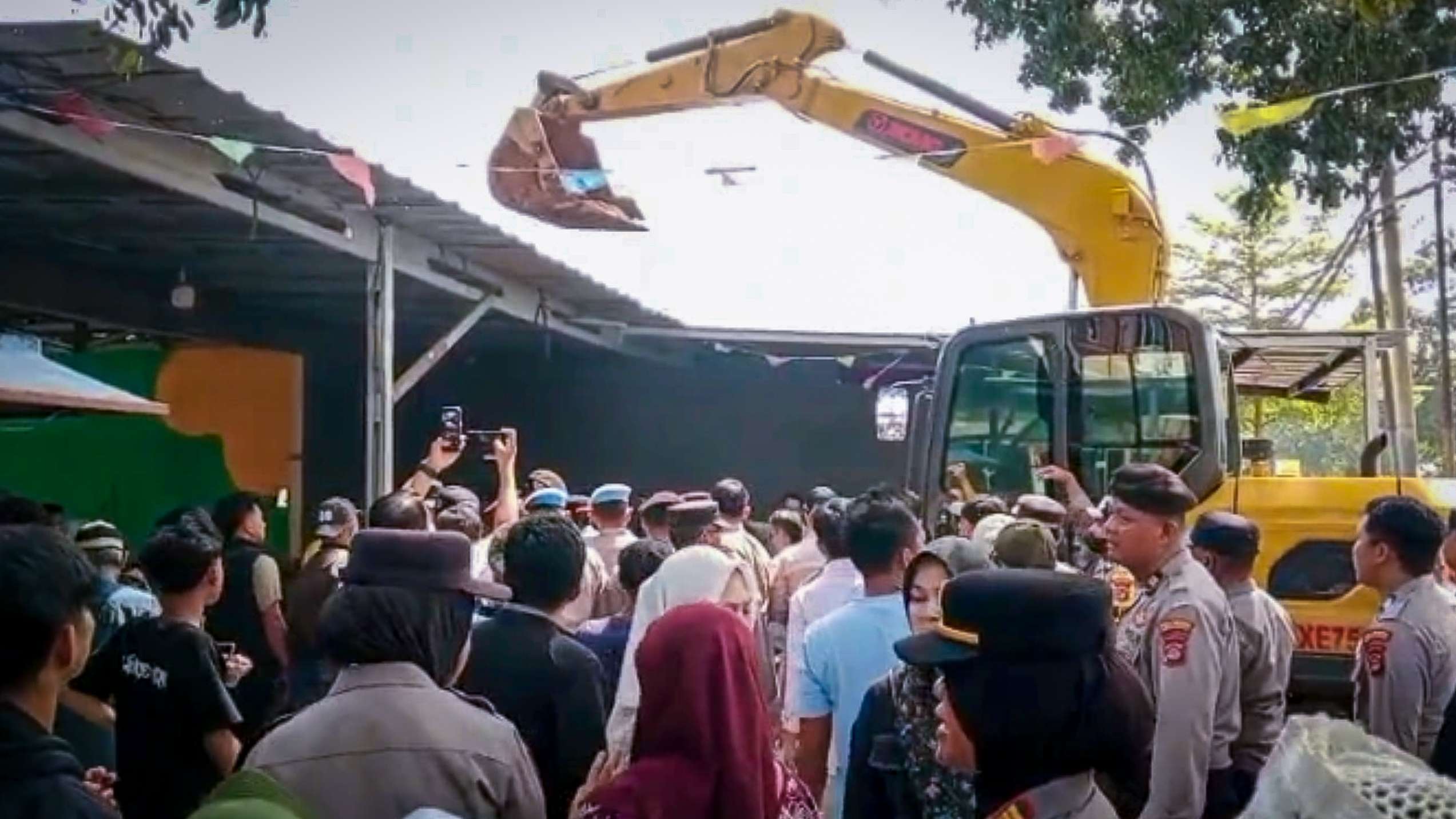 Viral Video Polisi Pukul Warga saat Eksekusi Lahan di Sukarame